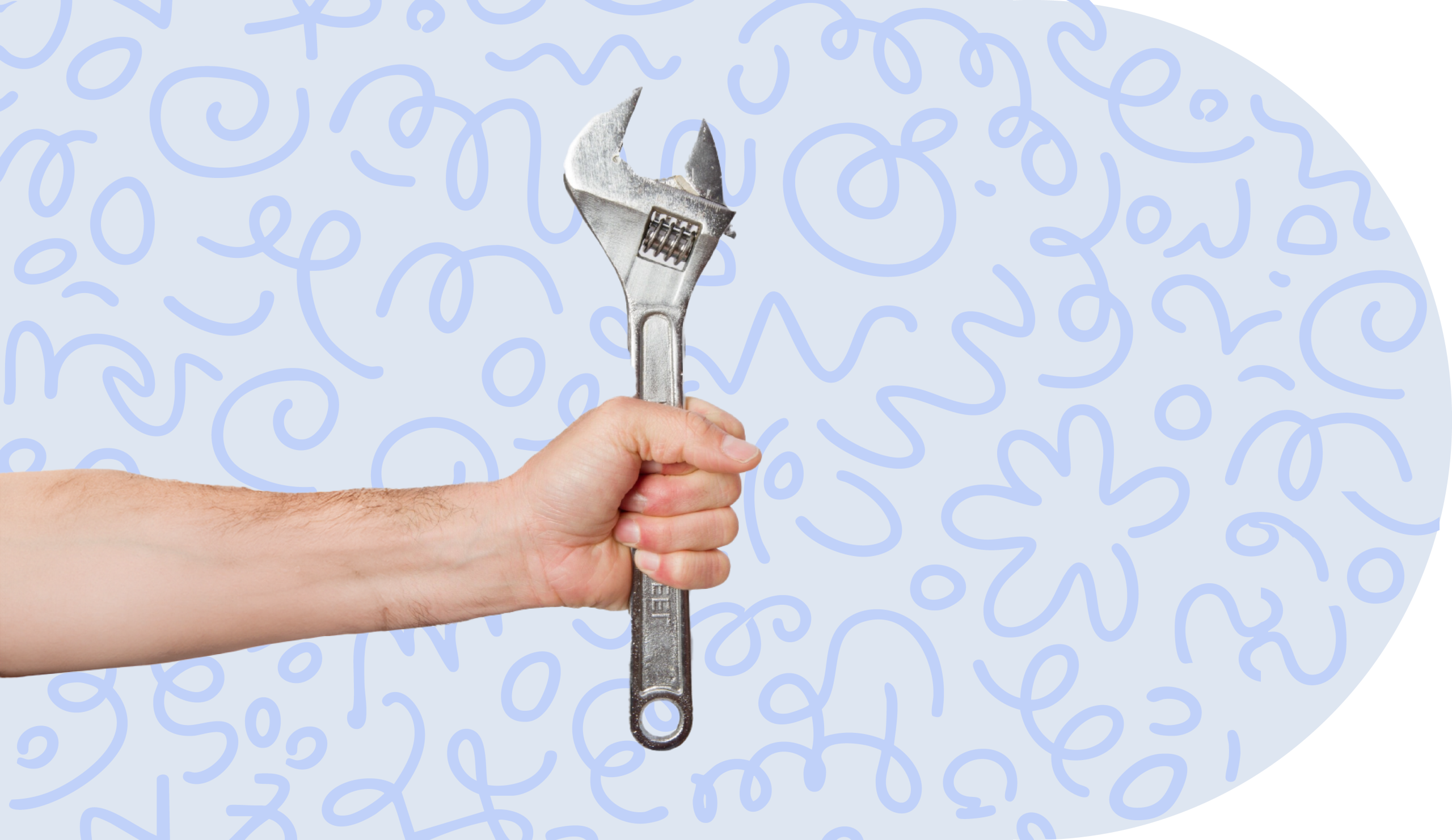 un hombre de pie en una cocina con un teléfono móvil en la mano